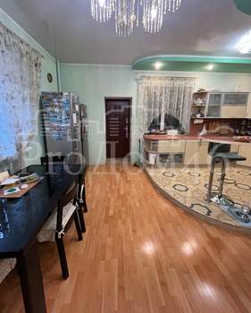 Дом 327м&sup2;, 3-этажный, участок 10 сот.  