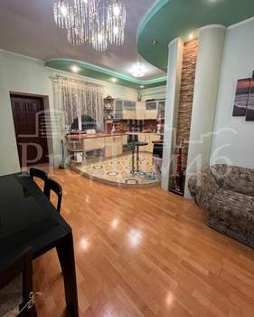 Дом 327м&sup2;, 3-этажный, участок 10 сот.  