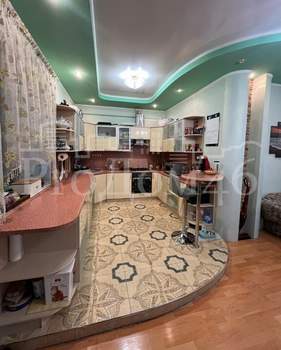 Дом 327м&sup2;, 3-этажный, участок 10 сот.  