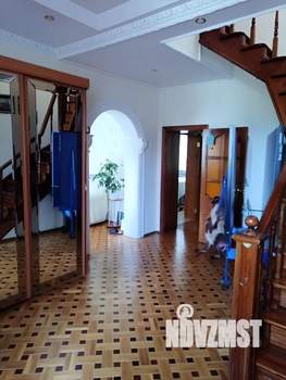 Коттедж 350м², 2-этажный, участок 10 сот.  